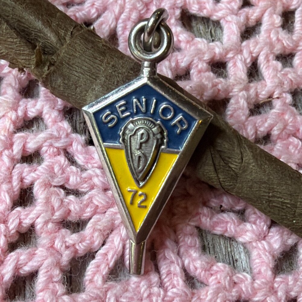 Vintage HIGH SCHOOL KEY CHARM PENDANT SENIOR 1972 PD ENAMELED SILVER TONE